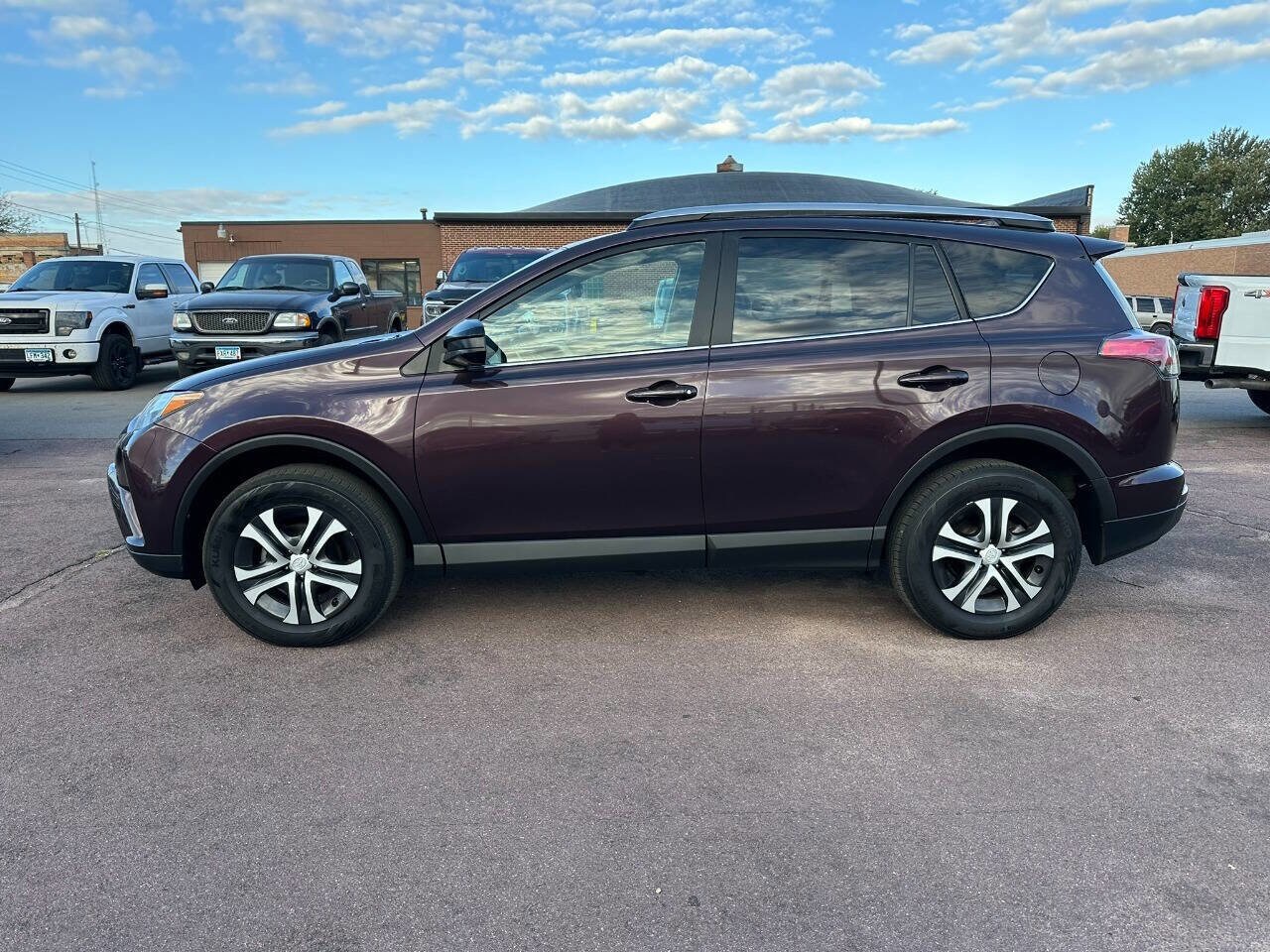 2017 Toyota RAV4 LE photo 3