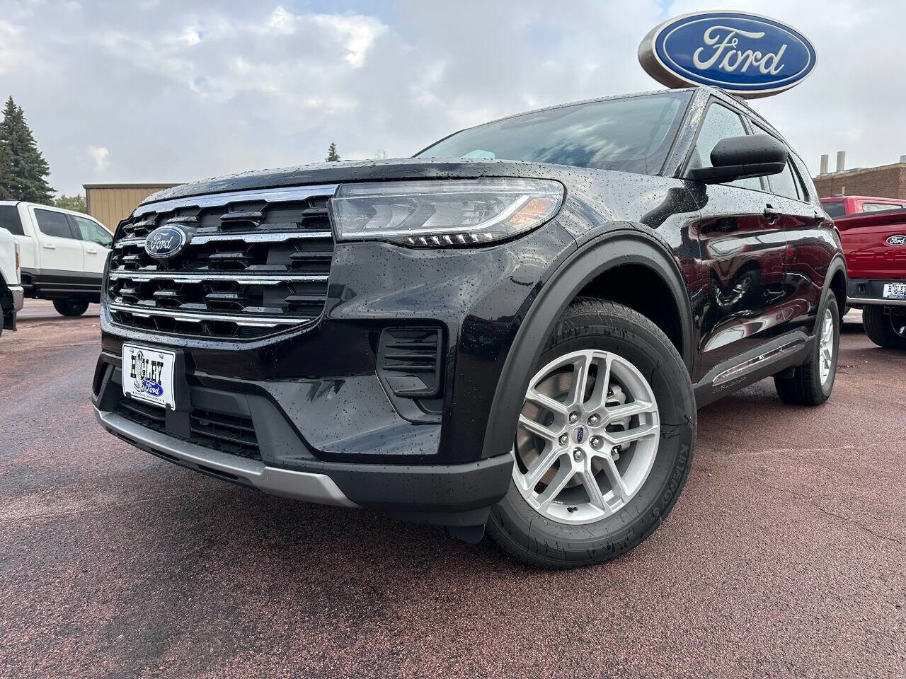 2025 Ford Explorer photo 2