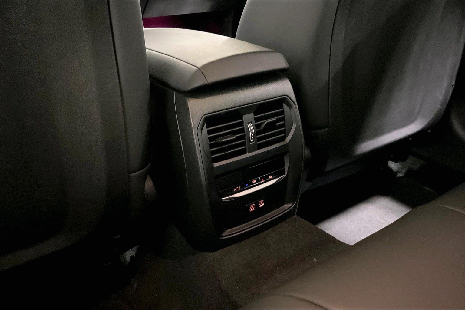 2025 BMW 3 Series 330i - Photo 34