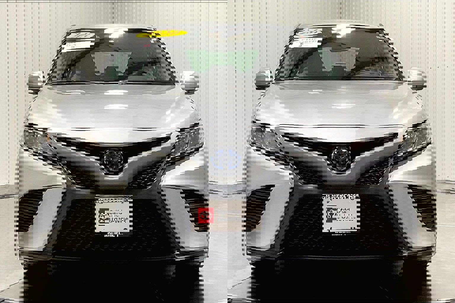 2020 Toyota Camry Hybrid SE photo 2