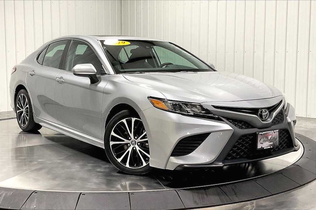 Used 2019 Toyota Camry SE Sedan