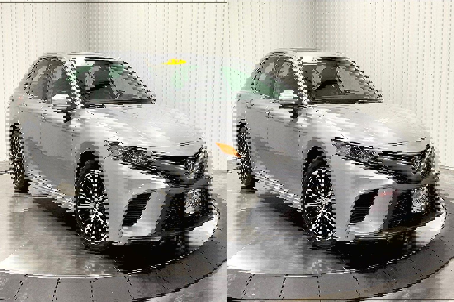 2019 Toyota Camry SE XLE photo 3