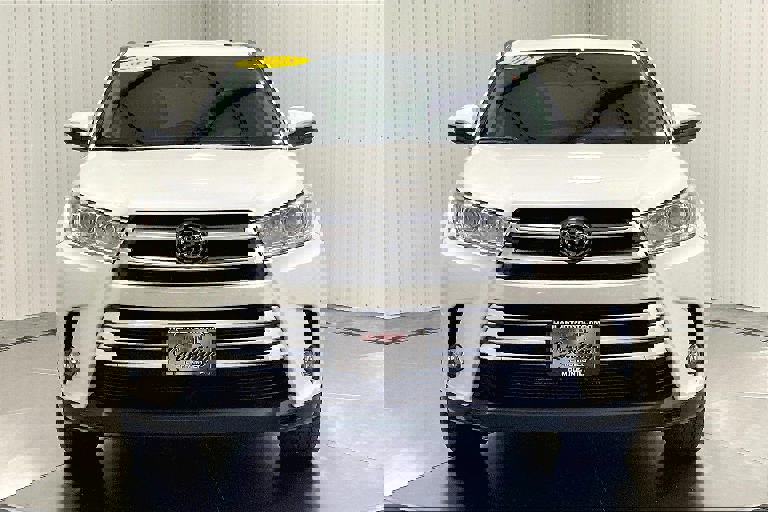 Used 2018 Toyota Highlander XLE with VIN 5TDJZRFH1JS498090 for sale in Moline, IL