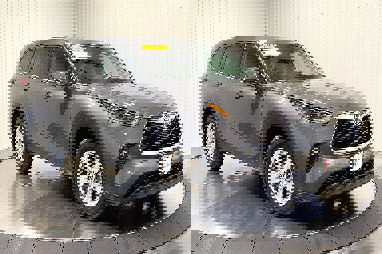 2021 Toyota Highlander LE photo 3