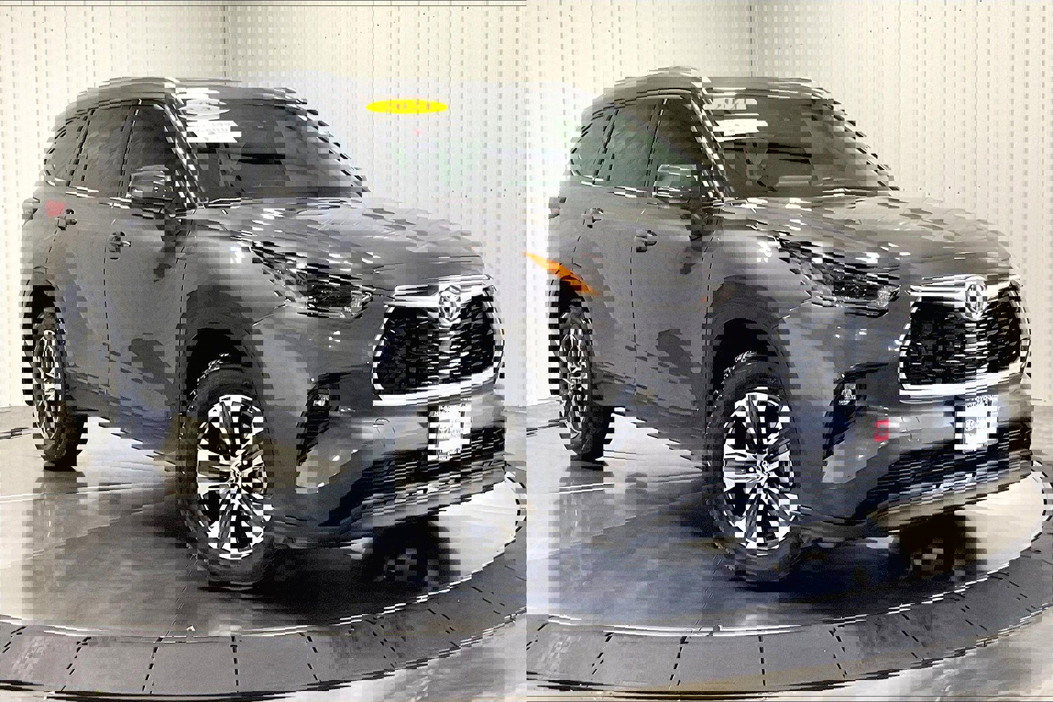 2021 Toyota Highlander XLE photo 3