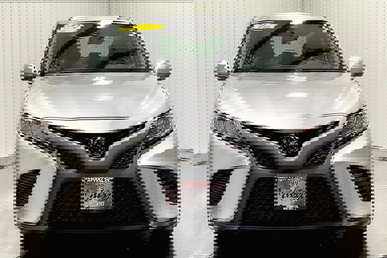 2019 Toyota Camry SE XLE photo 2