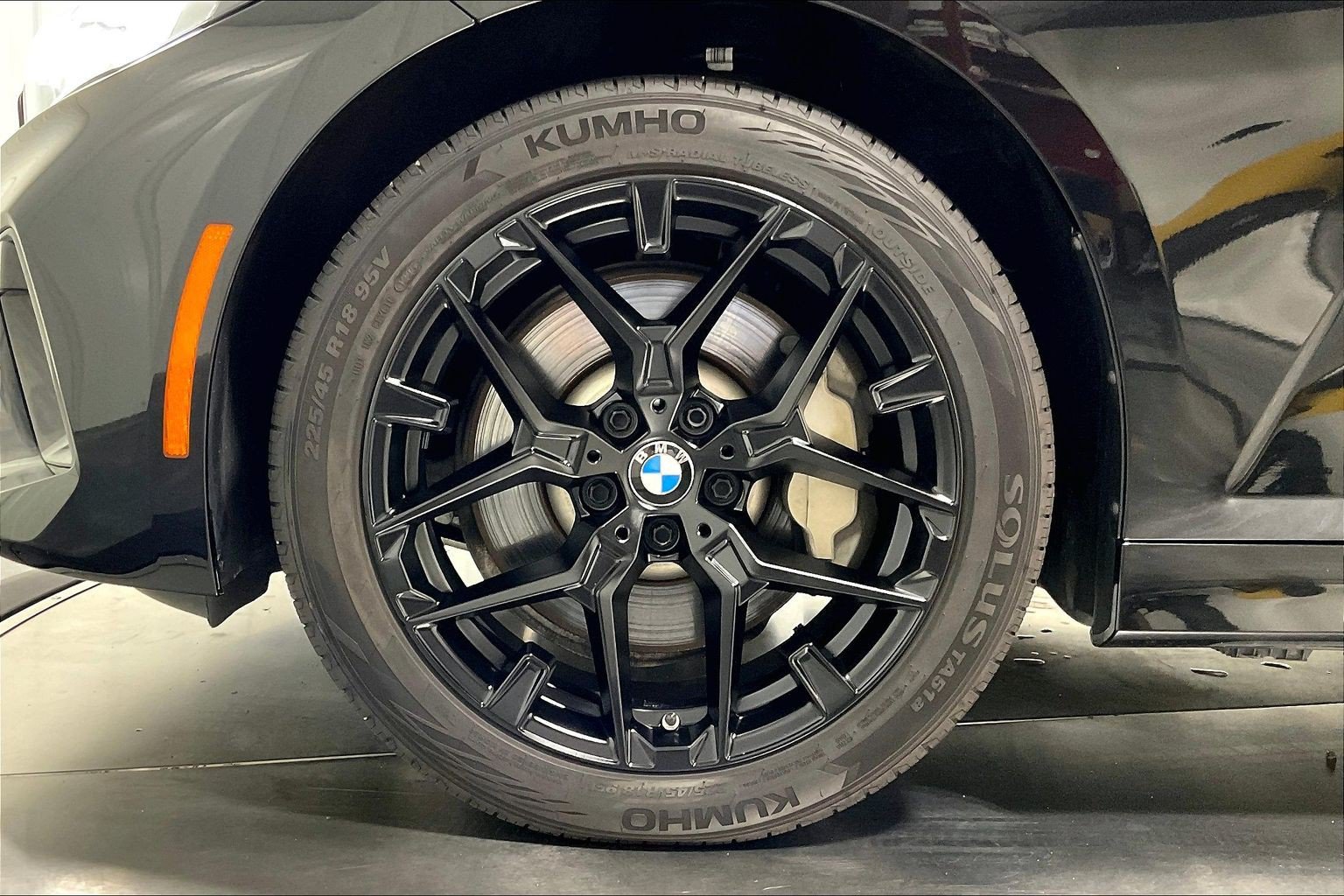 2025 BMW 3 Series 330i - Photo 9