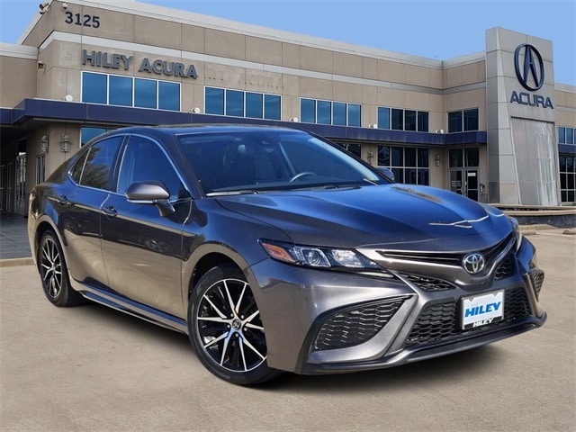 2024 Toyota Camry SE's photo