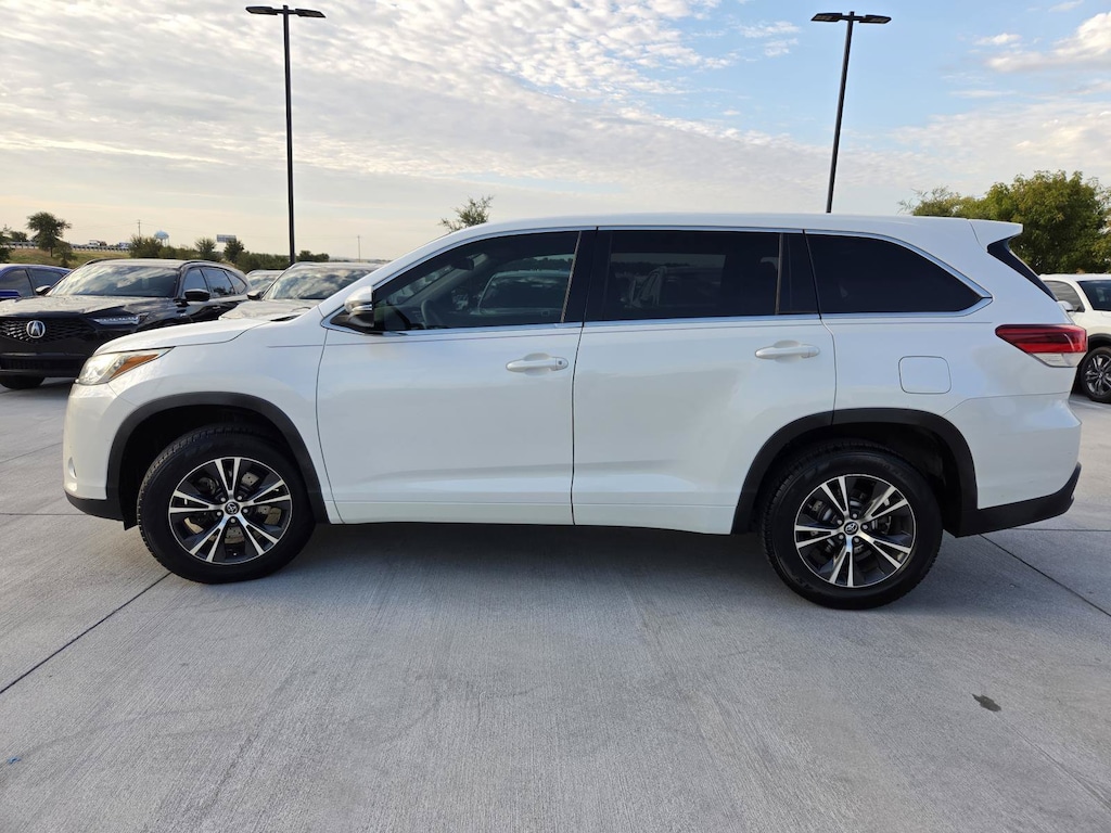 Used 2017 Toyota Highlander LE I4 SUV