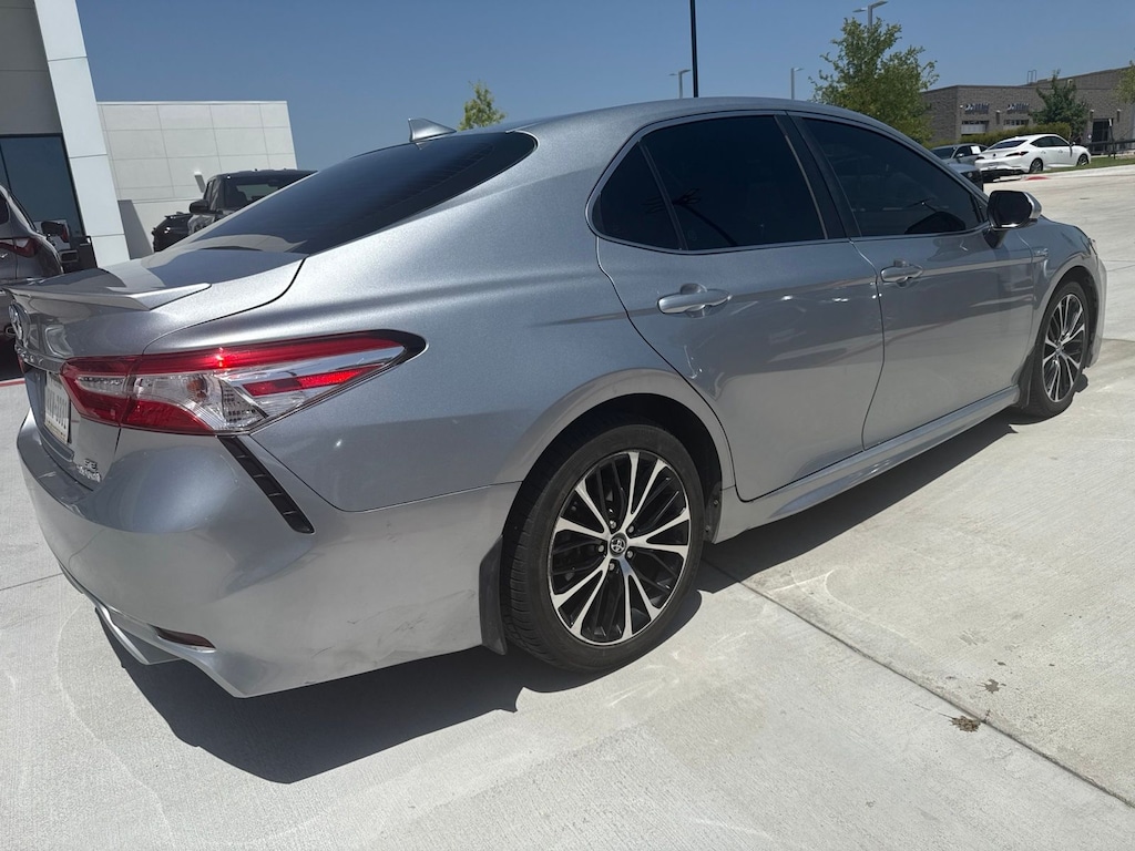 Used 2020 Toyota Camry Hybrid SE Sedan