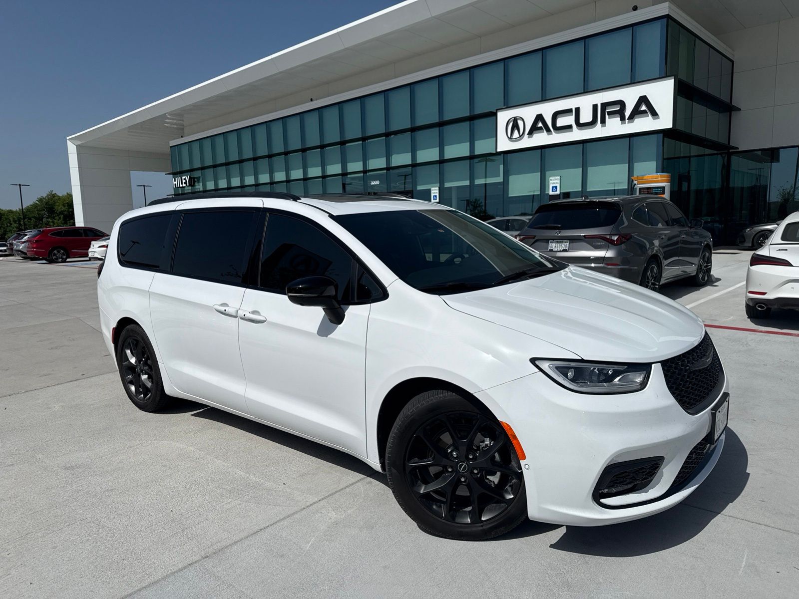 2025 Chrysler Pacifica Limited's photo