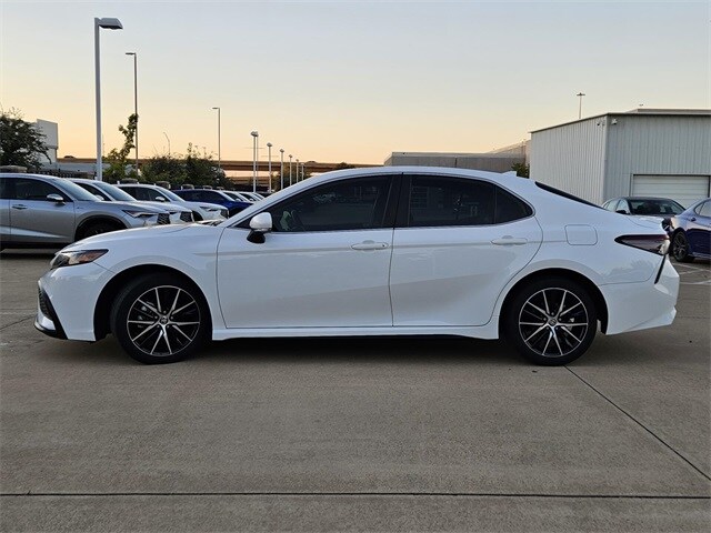 2023 Toyota Camry SE photo 3