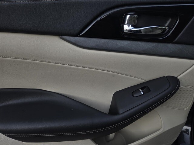 2016 Nissan Maxima SV photo 2