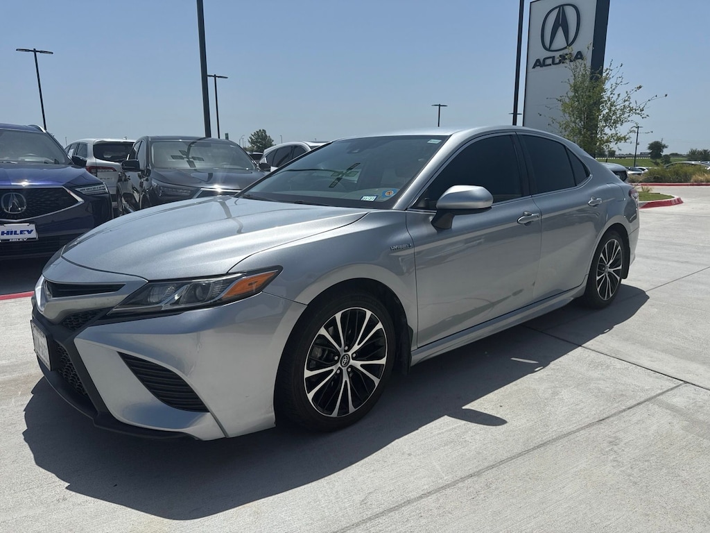 Used 2020 Toyota Camry Hybrid SE Sedan