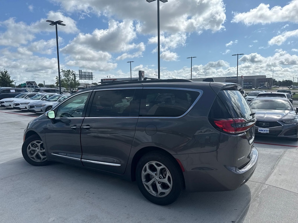 Used 2023 Chrysler Pacifica Limited Van Passenger Van