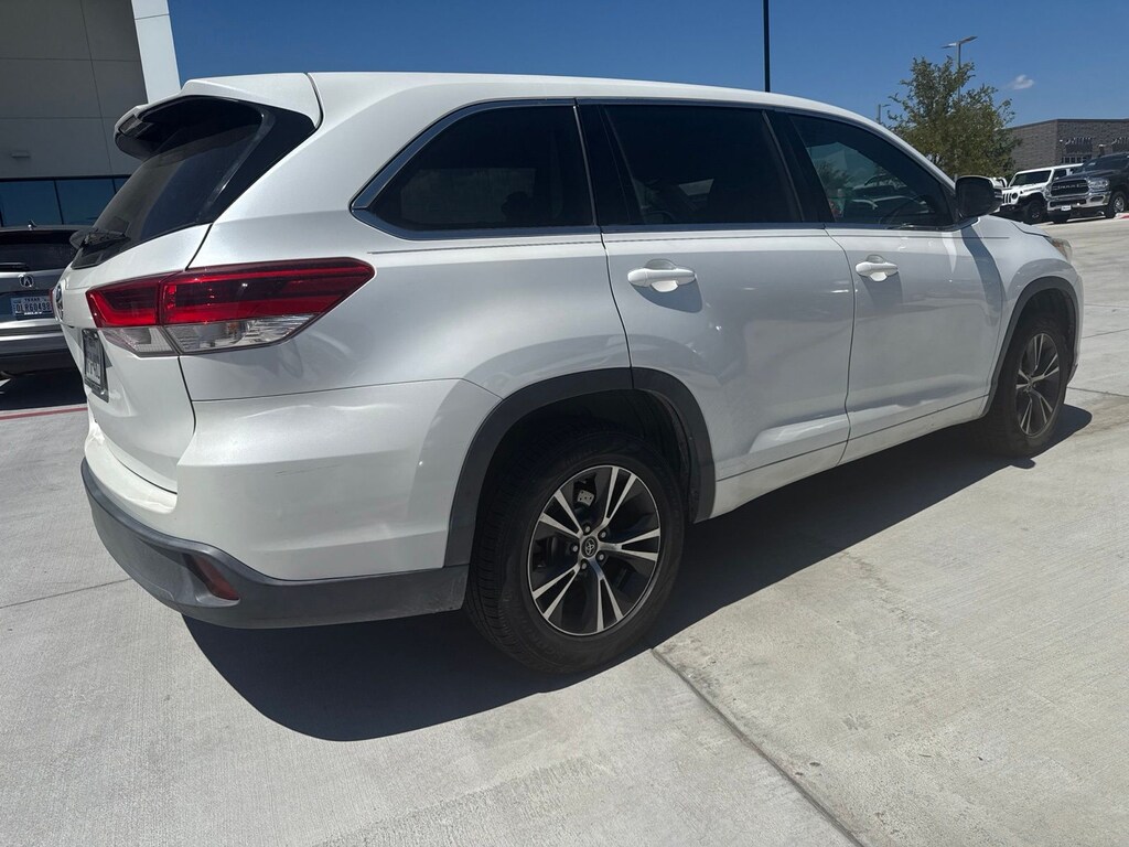 Used 2017 Toyota Highlander LE I4 SUV