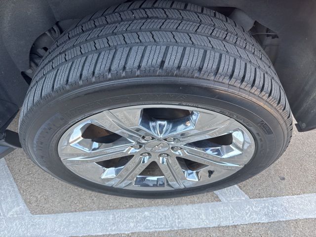 2019 Chevrolet Tahoe LT photo 2