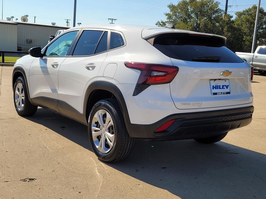 2024 Chevrolet Trax LS photo 3