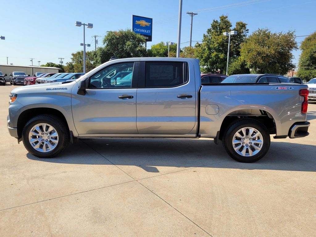 2025 Chevrolet Silverado 1500 Custom photo 2
