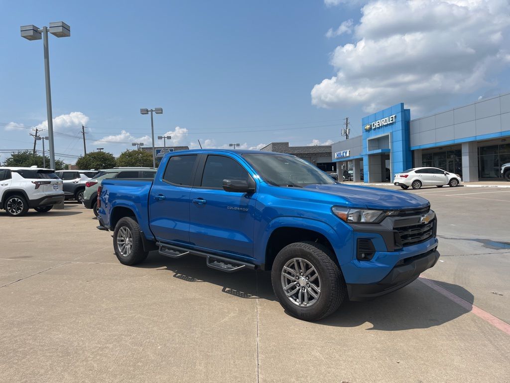 2023 Chevrolet Colorado LT photo 2
