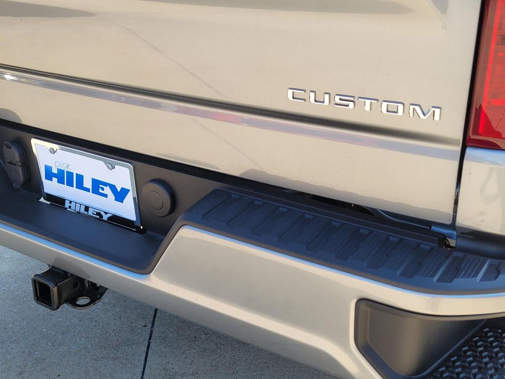 2025 Chevrolet Silverado 1500 Custom photo 4