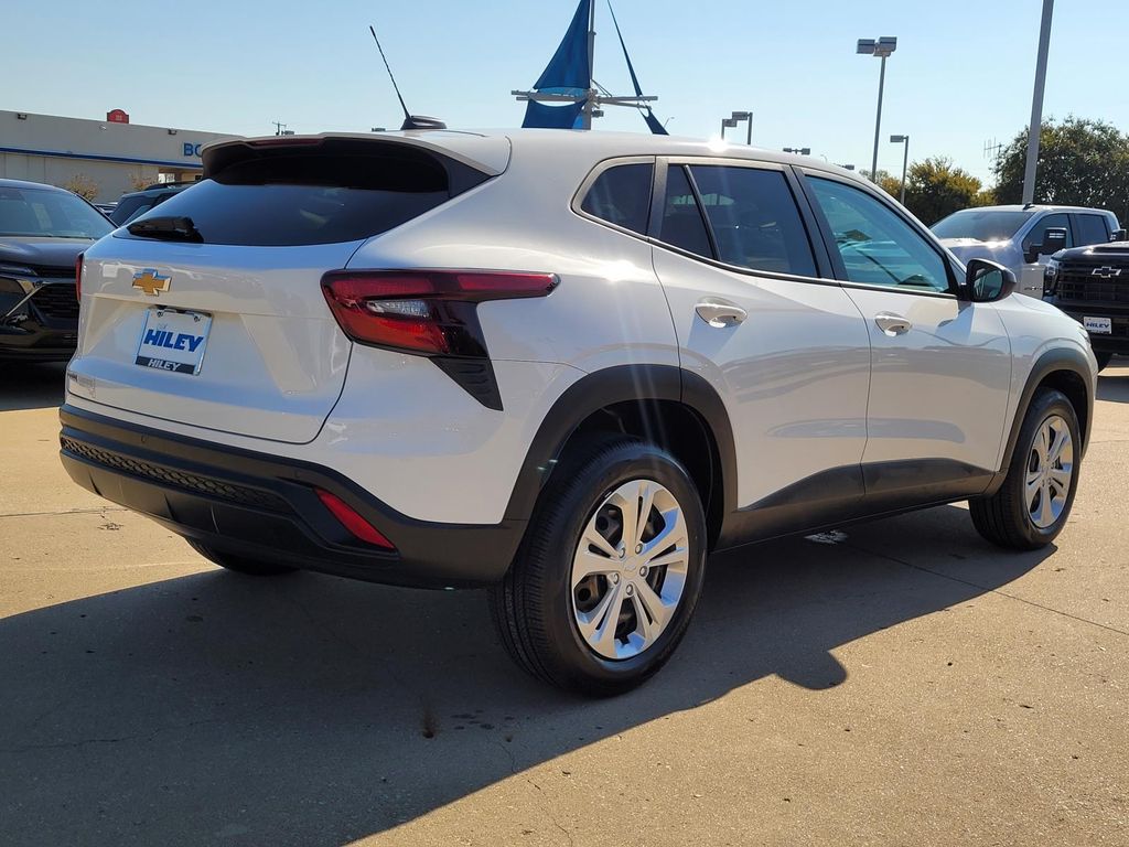 2024 Chevrolet Trax LS photo 4