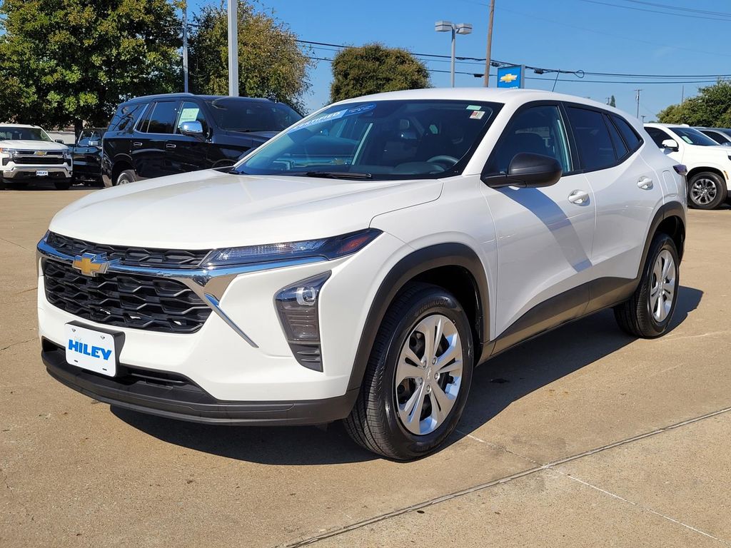 2024 Chevrolet Trax LS photo 2