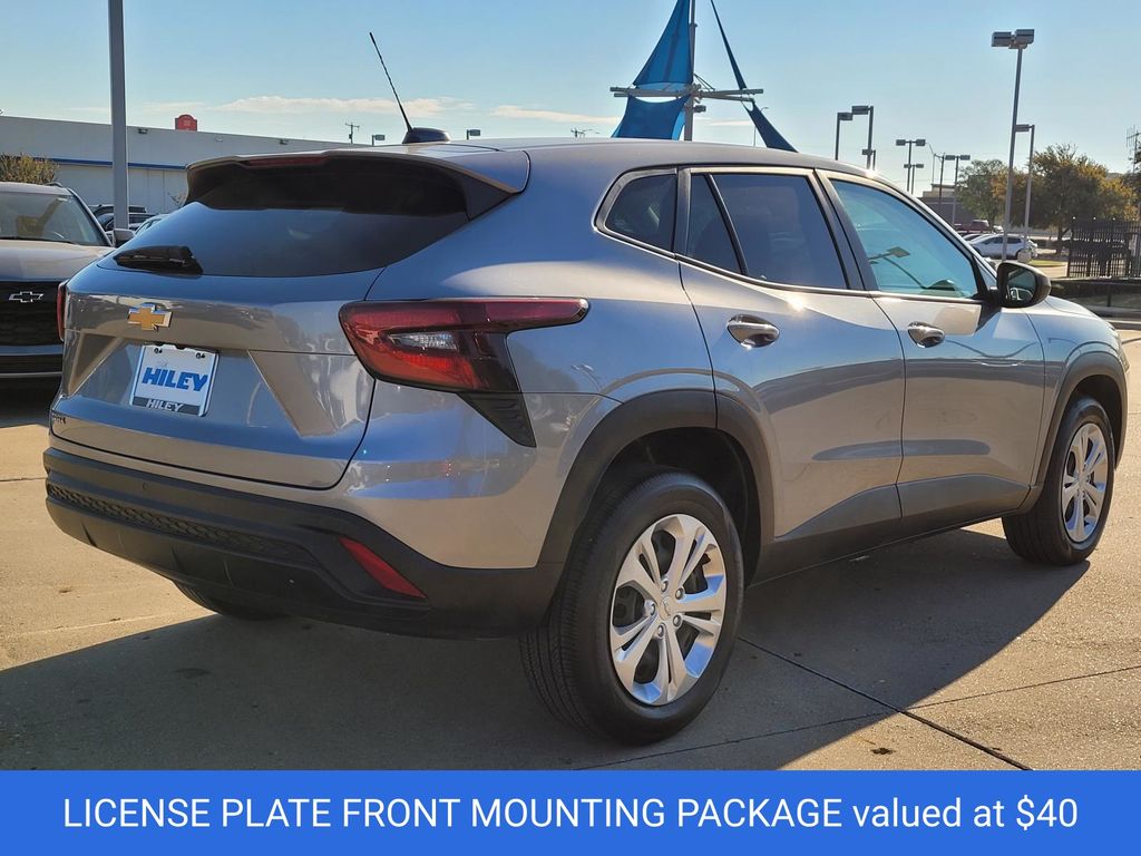 2024 Chevrolet Trax LS photo 2