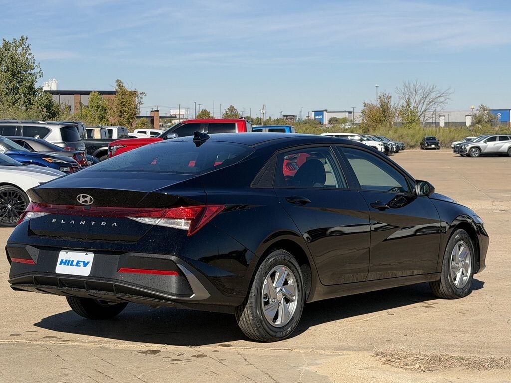 New 2026 Hyundai Elantra SE Sedan