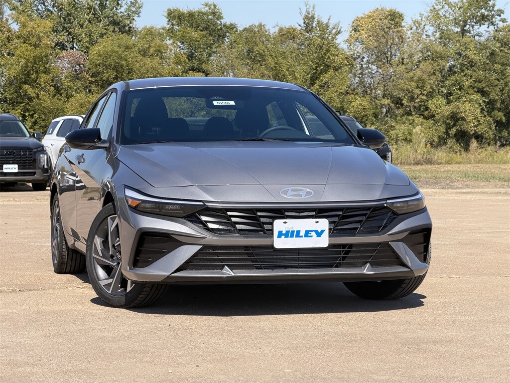 2025 Hyundai Elantra SEL Sport photo 2