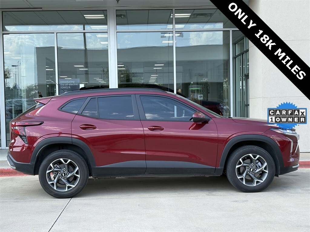 2025 Chevrolet Trax LT photo 3