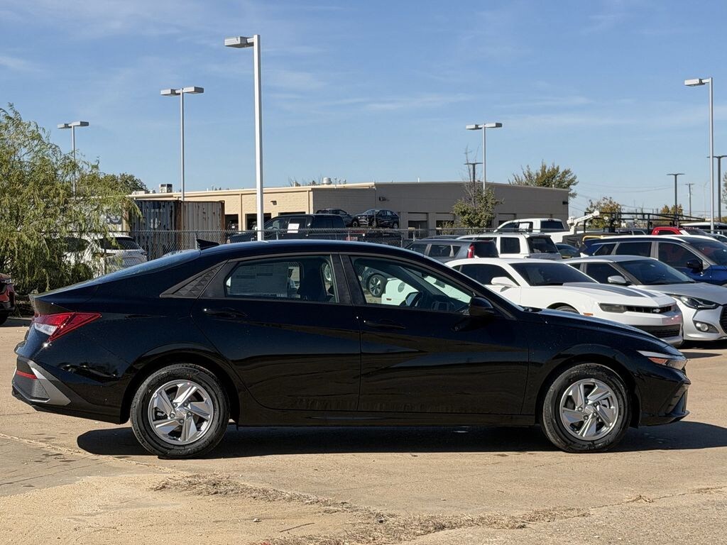 New 2026 Hyundai Elantra SE Sedan