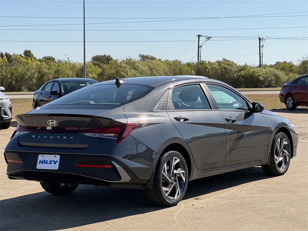 2025 Hyundai Elantra SEL Sport photo 4