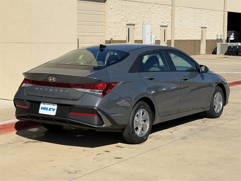 2026 Hyundai Elantra SE photo 3