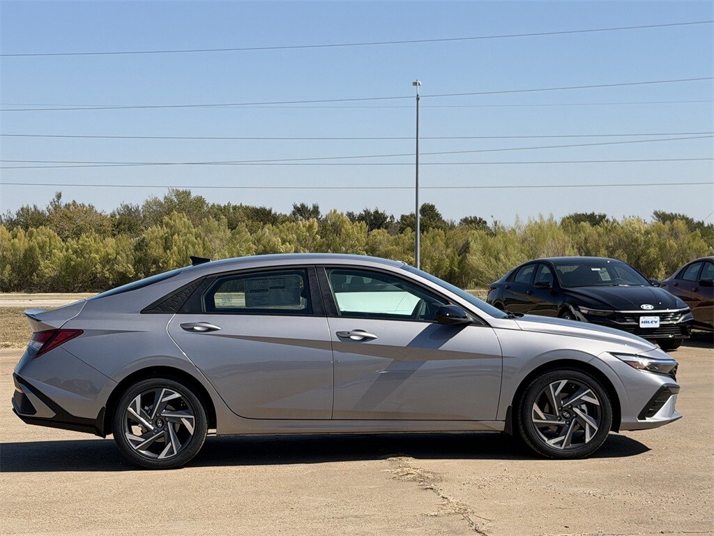 2025 Hyundai Elantra SEL Sport photo 3