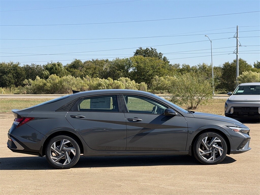 2025 Hyundai Elantra SEL Sport photo 3