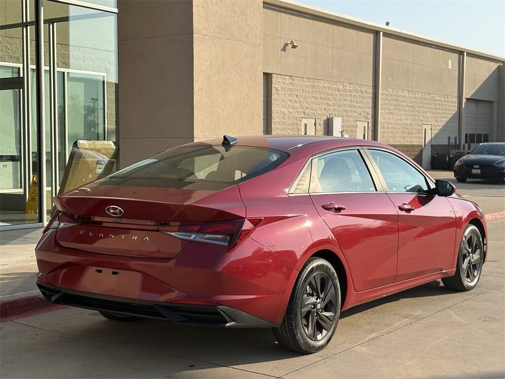 2023 Hyundai Elantra SEL photo 4