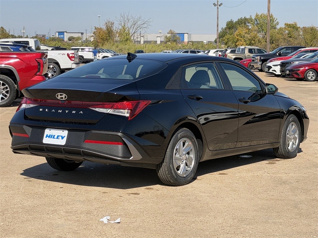 2026 Hyundai Elantra SE photo 4