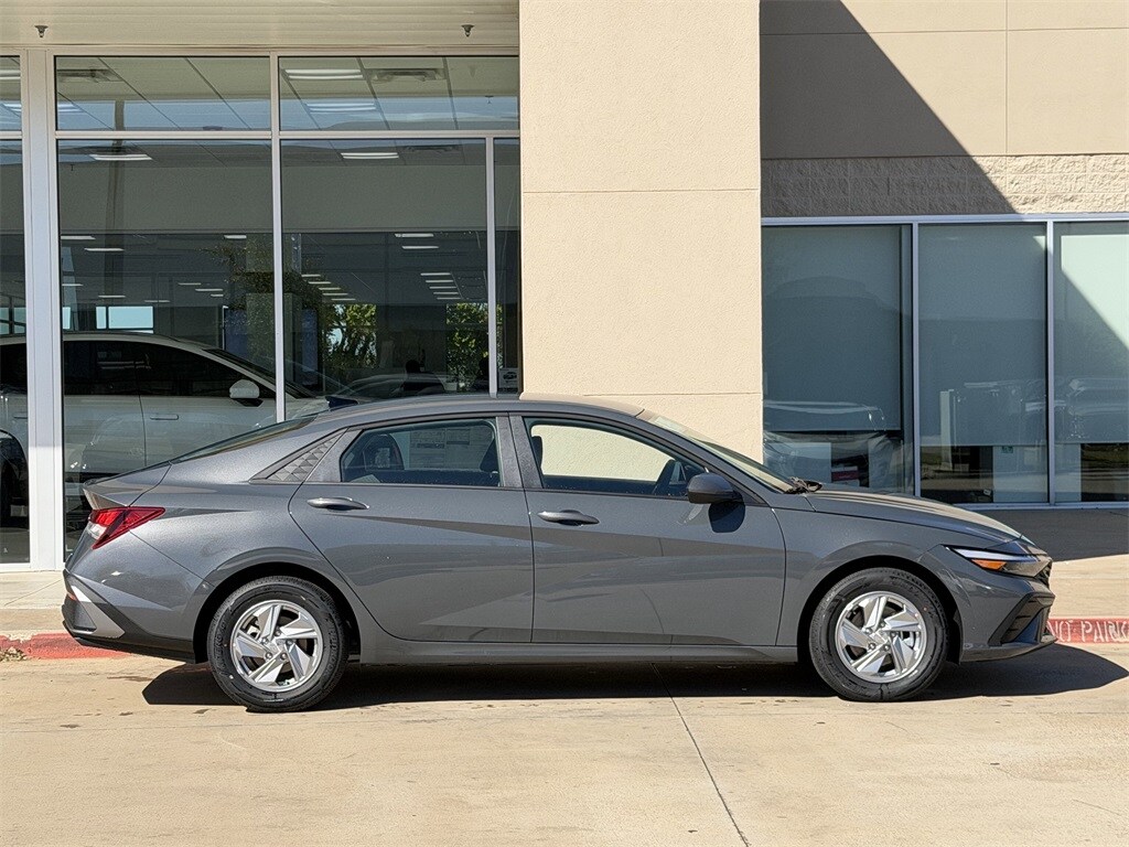 2026 Hyundai Elantra SE photo 2