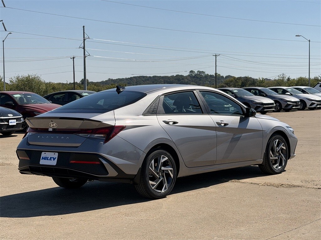 2025 Hyundai Elantra SEL Sport photo 4