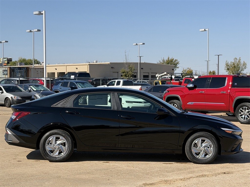 2026 Hyundai Elantra SE photo 3