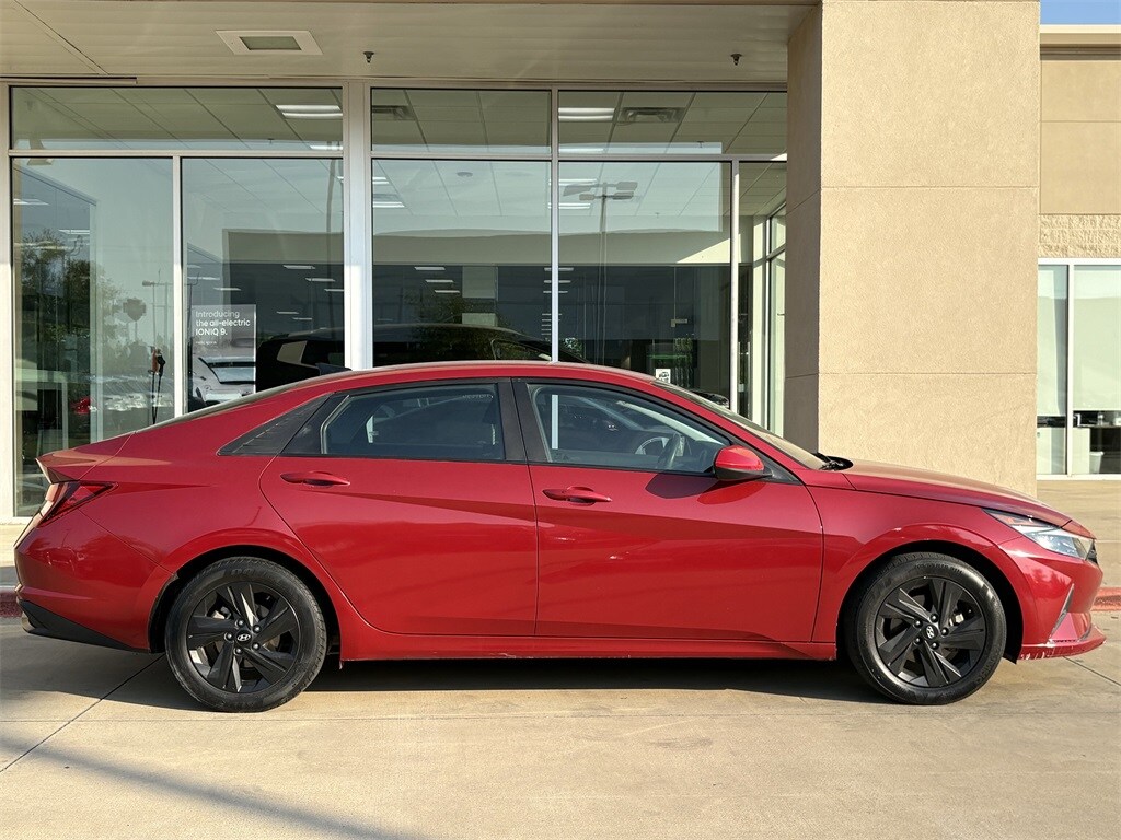 2023 Hyundai Elantra SEL photo 3
