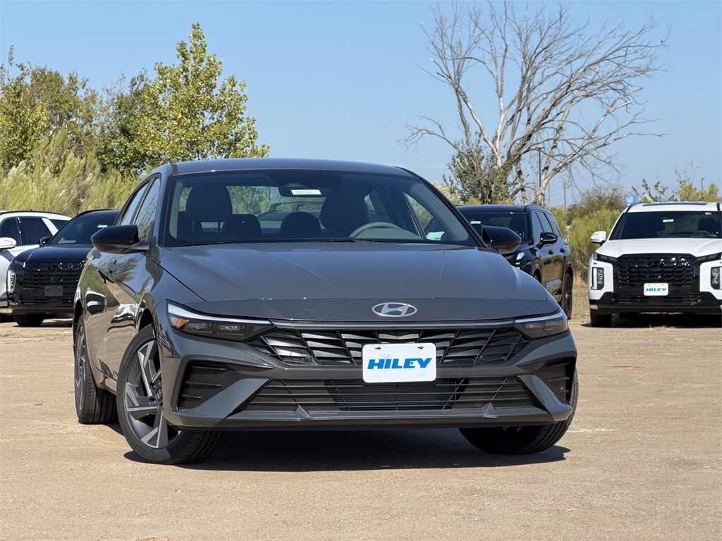 2025 Hyundai Elantra SEL Sport photo 2