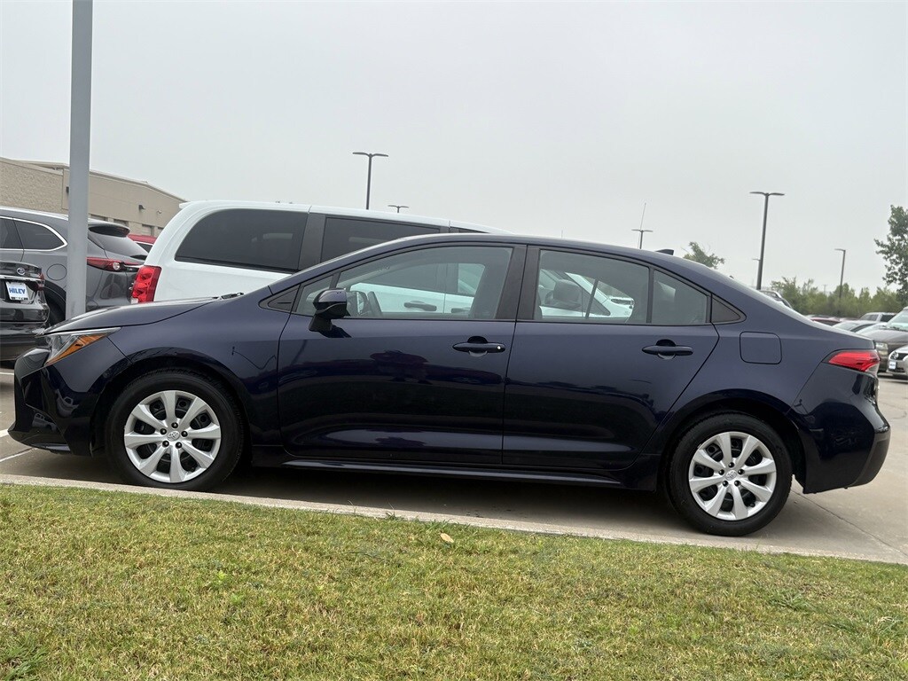 2022 Toyota Corolla LE photo 2