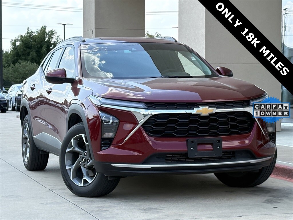 2025 Chevrolet Trax LT photo 2