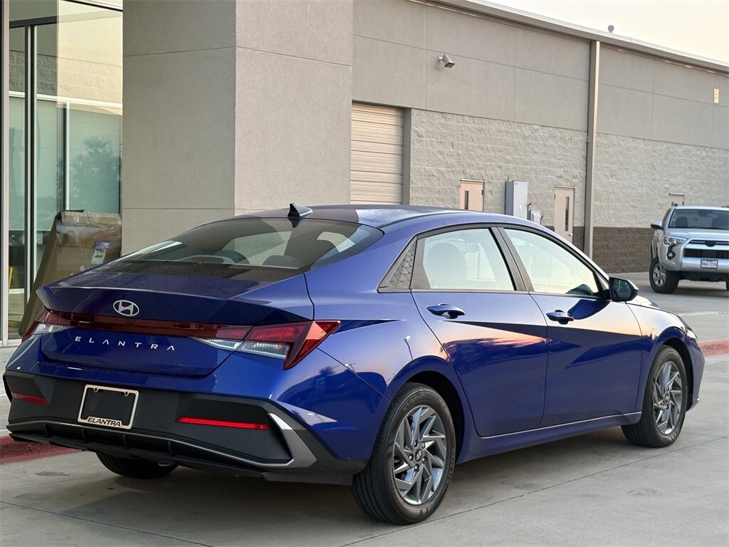 2024 Hyundai Elantra SEL photo 2