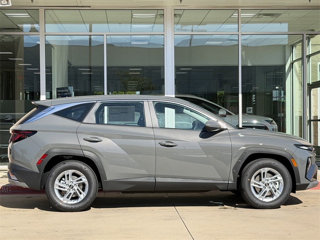 2026 Hyundai Tucson SE photo 3