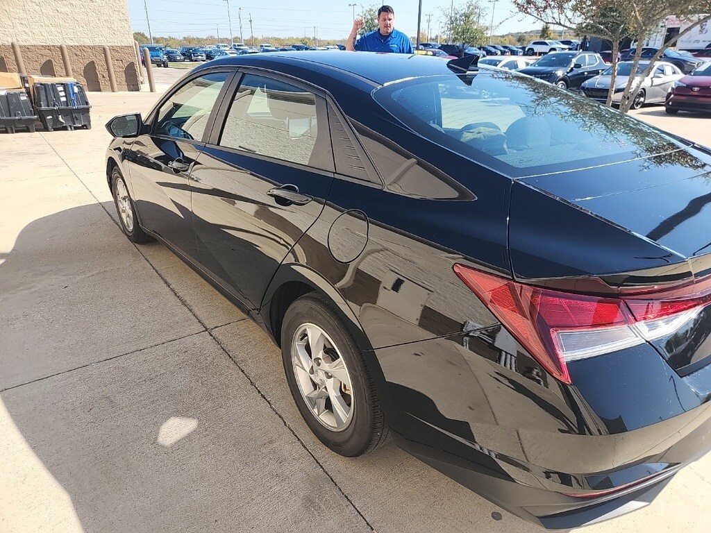 2023 Hyundai Elantra SE photo 3