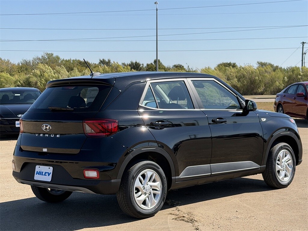 2026 Hyundai Venue SE photo 3