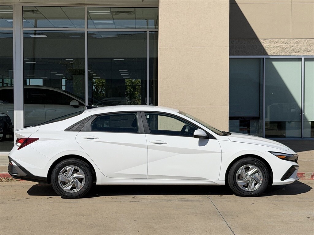 2026 Hyundai Elantra SE photo 2